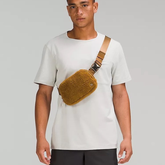 Gorgeous, ⭐️HP⭐️Everywhere Belt Bag 1L fleece❤️lululemon - Picture 8 of 8